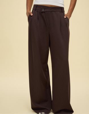 Stradivarius - Smart-Casual-Hose in Braun mit Streifen und überkreuzter Taille-Brown