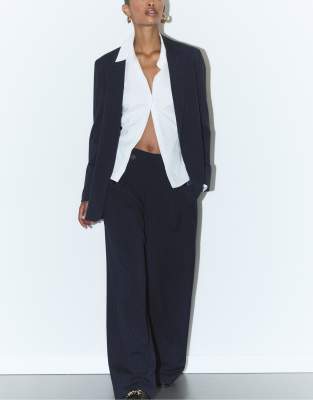 Stradivarius - Smart-Casual-Hose in Marineblau mit Streifen und überkreuzter Taille