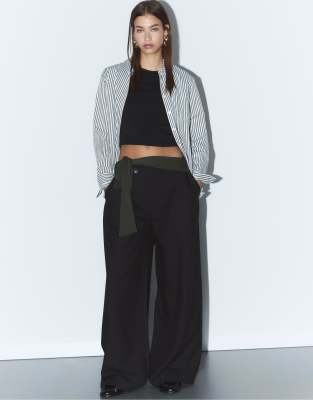 Stradivarius - Smart-Casual-Hose in Schwarz mit überkreuzter Taille