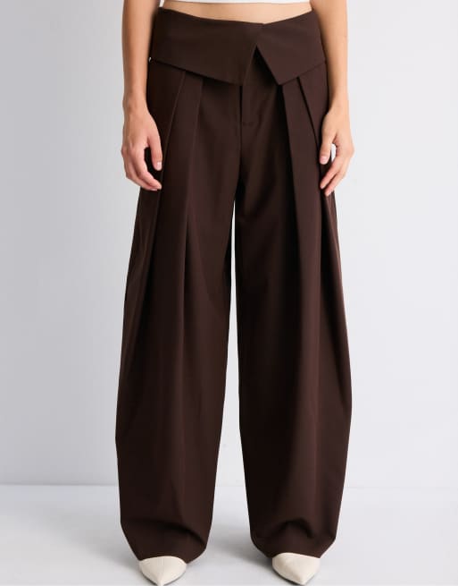 Stradivarius Smart trousers with turn-up waistband in brown, 2 of 7