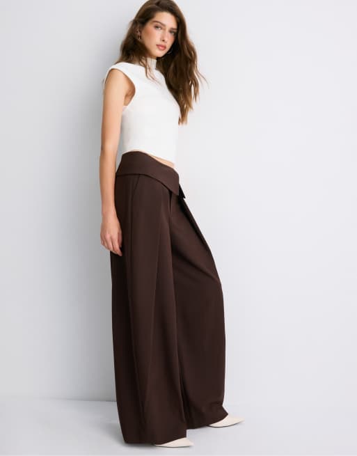 Stradivarius Smart trousers with turn-up waistband in brown, 5 of 7