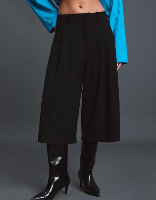 Stradivarius Smart wide-leg bermuda shorts with darts in black, 2 of 7