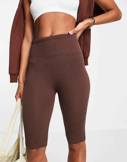Stradivarius - Sømløse og ribstrikkede leggingsshorts i chokoladebrun