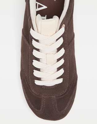 Stradivarius - Sneaker aus weichem Leder in Braun-Brown