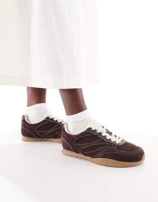 Stradivarius - Sneaker aus Wildleder in Dunkelbraun