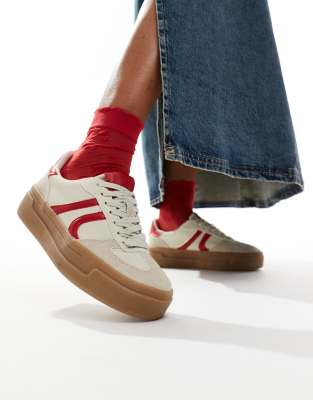 Stradivarius - Sneaker in Beige und Rot mit dicker Sohle-Bunt