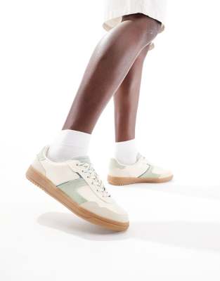 Stradivarius - Sneaker in Grün mit Gummisohle