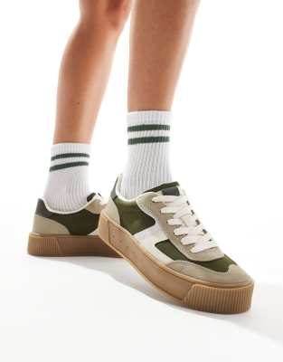 Stradivarius - Sneaker in Khaki mit dicker Plateausohle-Brown