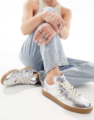 Stradivarius - Sneaker in Silber mit Gummisohle