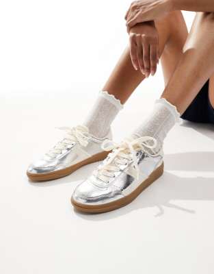 Stradivarius - Sneaker in Silber mit Gummisohle