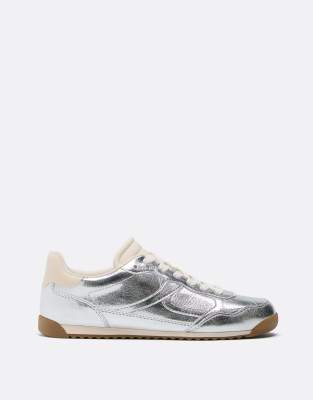 Stradivarius - Sneaker in Silber mit Metallic-Effekt