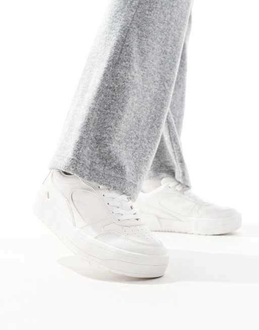 Stradivarius sneaker in white 