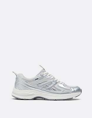 Stradivarius - Sneaker mit Details in Silberoptik