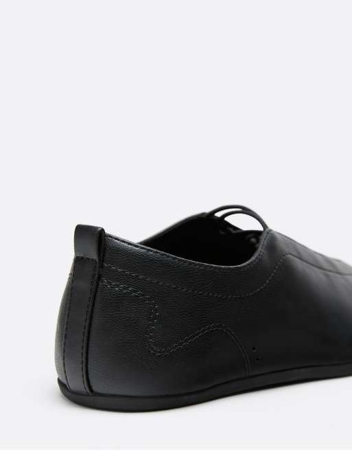 Stradivarius sneakerinas med elastiska korsade remmar i svart, 5 av 5