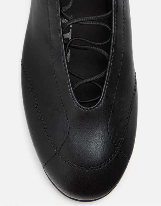 Stradivarius sneakerinas met elastische kruisbandjes in zwart, 4 van 5