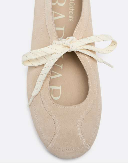 Stradivarius - Sneakers stile ballerine in pelle beige con fiocco, 4 di 5