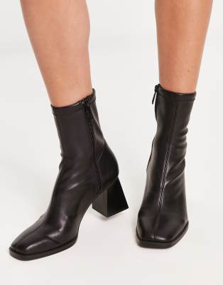 Stradivarius - Sock-Boot-Stiefel aus schwarzem Kunstleder mit Absatz