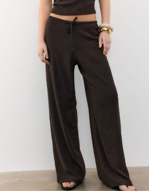 Stradivarius - Soepelvallende broek met kreukeffect in bruin - view 1