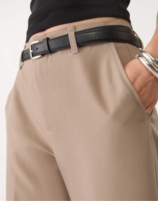 Stradivarius - Soepelvallende nette broek met rechte pijpen en riem in beige, 4 van 4