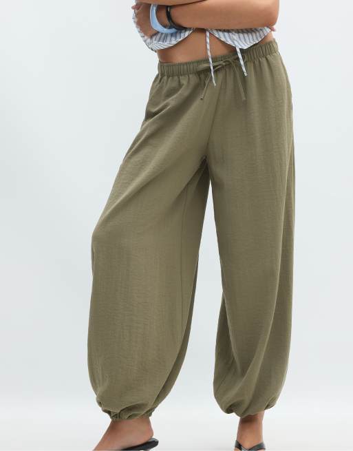Stradivarius - Soepelvallende sarouel broek in kaki, 2 van 4