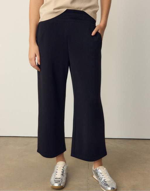 Stradivarius Soft-touch culottes in black, 2 of 4