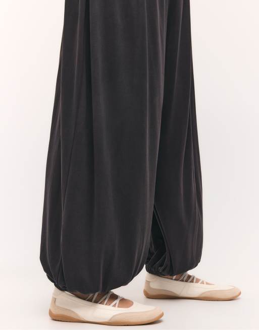 Stradivarius Soft-touch flowing balloon trousers in dark grey, 2 of 4