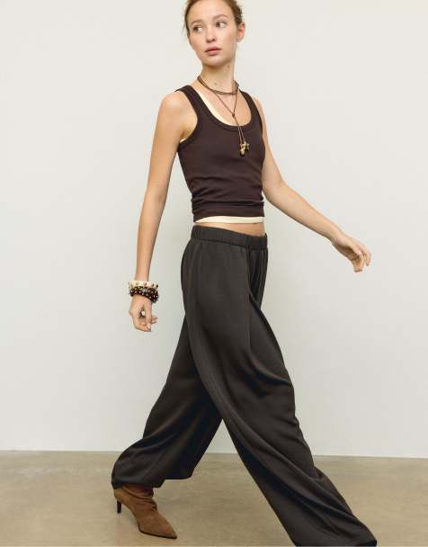 Stradivarius Soft-touch pleated joggers in brown - view 1