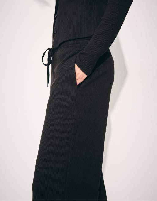 Stradivarius Soft-touch ribbed trousers in black, 4 of 7