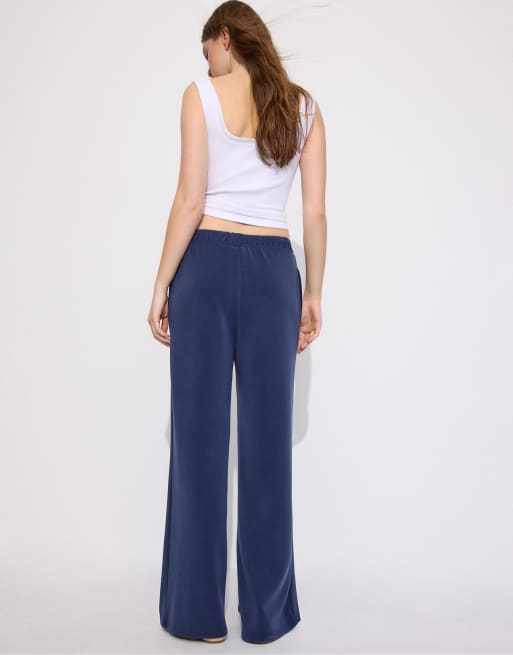 Stradivarius Soft-touch wide-leg jogger trousers with front seam detail in navy blue, 3 of 7