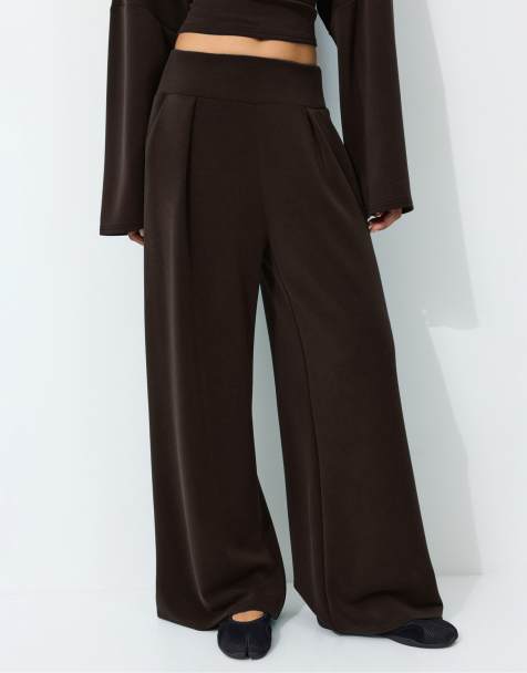 Stradivarius Soft-touch wide-leg trousers with darts in brown - view 1