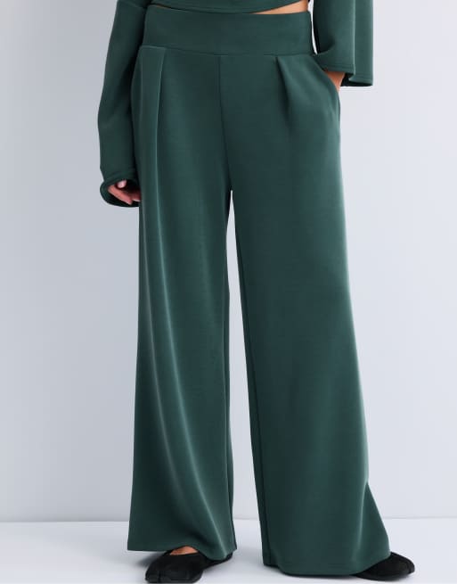 Stradivarius Soft-touch wide-leg trousers with darts in khaki, 2 of 7