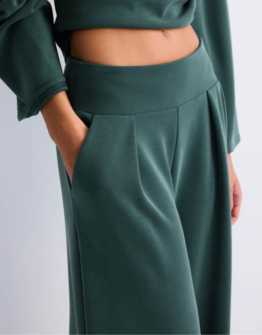 Stradivarius Soft-touch wide-leg trousers with darts in khaki, 4 of 7