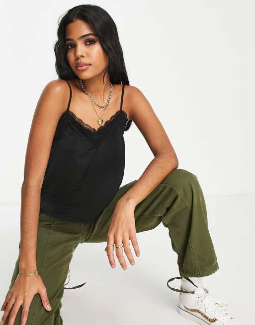 Stradivarius - Sort cami-top med blonder i satin 