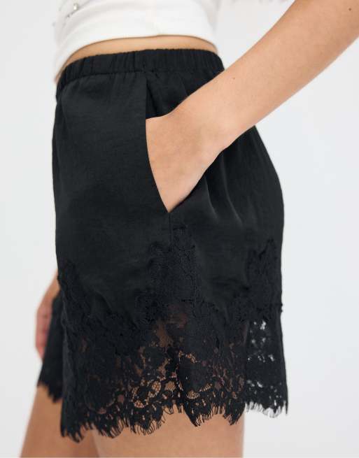Stradivarius - Sorte shorts i satin med blondekanter, 4 af 4