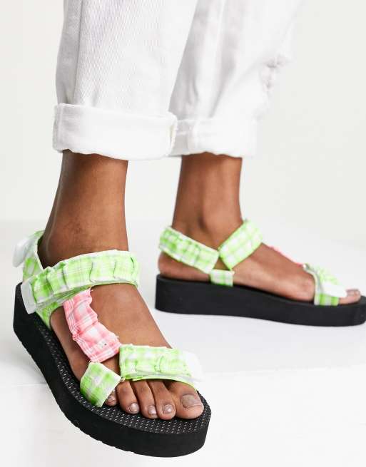 Stradivarius – Sportiga sandalerr i färgad gingham