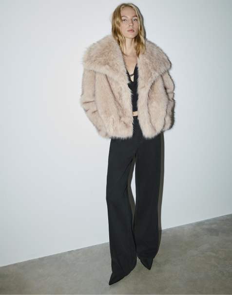 Stradivarius – Stenfärgad, kort jacka i fuskpäls - view 1