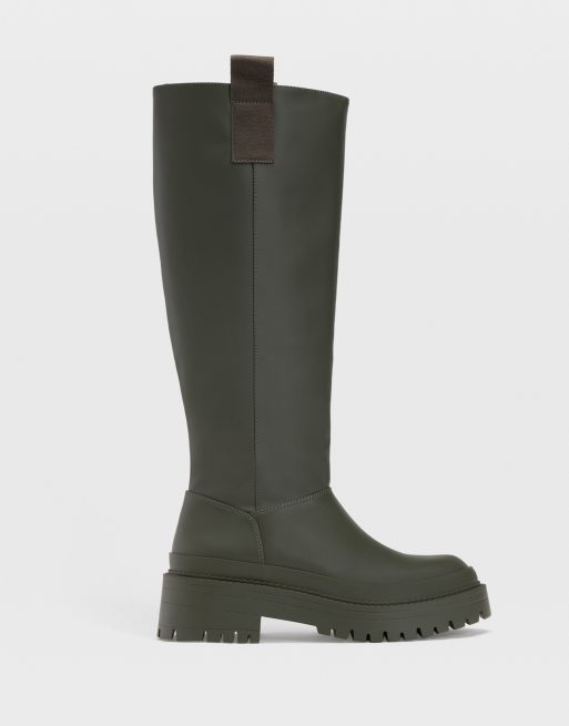 Stradivarius – Stiefel in Grün mit hohem Schaft, dicker Sohle und seitlicher Lasche