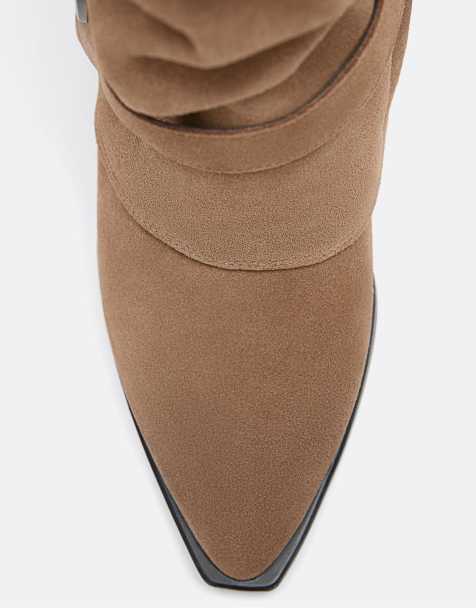 Stradivarius – Stiefel mit Absatz aus Wildleder in Beige mit knautschigen Design - view 1