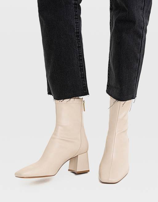 Stradivarius – Stiefel mit Ziernaht vorne und mittelhohem Absatz in Ecru