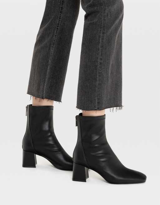 Stradivarius – Stiefel mit Ziernaht vorne und mittelhohem Absatz in Schwarz