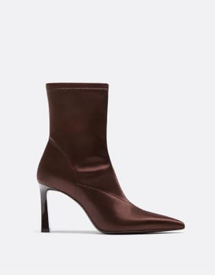 Stradivarius - Stiefeletten in Braun mit elastischem Schaft und hohem Absatz-Brown