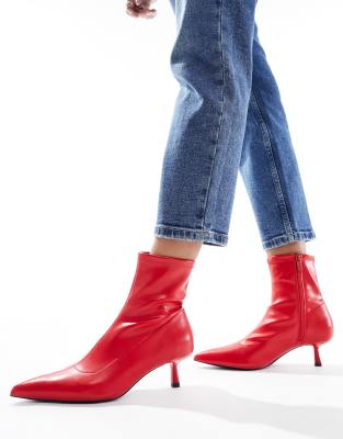 Stradivarius - Stiefeletten in Rot mit Kitten-Heel-Absatz