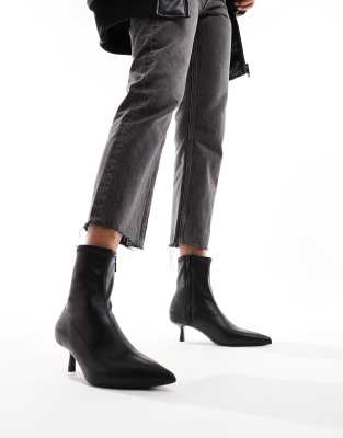 Stradivarius - Stiefeletten in Schwarz mit Kitten-Heel-Absatz