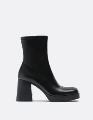 Stradivarius - Stiefeletten in Schwarz mit Plateausohle und Absatz