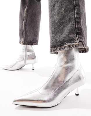 Stradivarius - Stiefeletten in Silber mit Kitten-Heel-Absatz