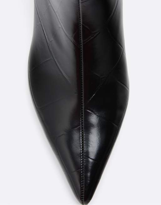 Stradivarius Stiefeletten mit Kroko-Optik und Kitten-Heel in Schwarz, 4 von 6