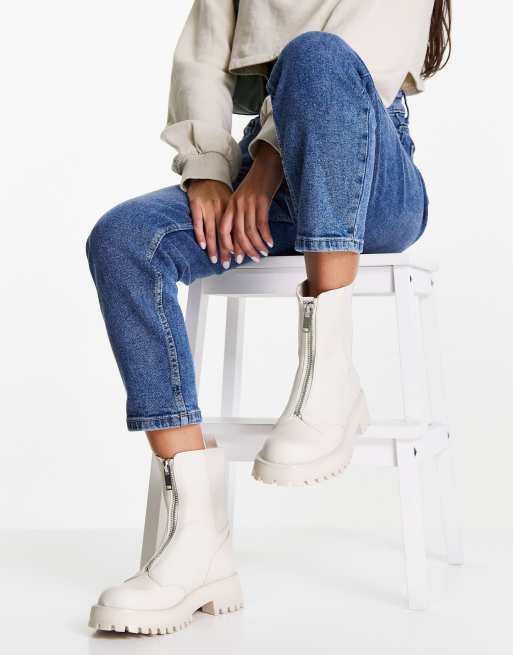 Stradivarius - Stivaletti Chelsea in écru con zip sul davanti