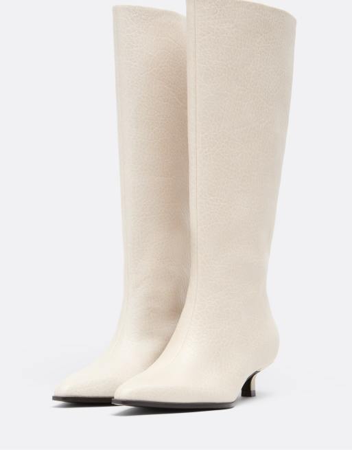 Stradivarius stivaletti con tacco kitten effetto tumbled in ecru, 3 di 5