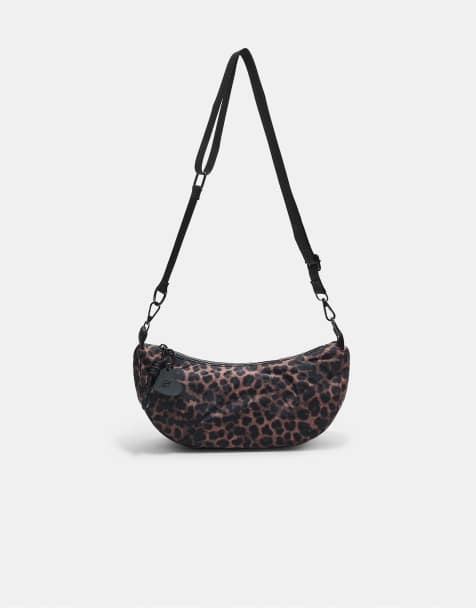 Stradivarius - Stoffen maanvormige crossbody tas in bruin - view 1