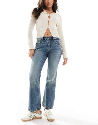 Stradivarius - STR - Ausgestellte Cropped-Jeans in mittlerer Waschung-Blau